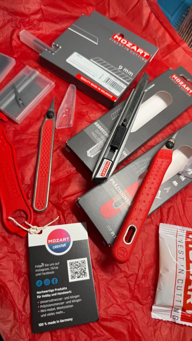 *Werbung @mozart.creative *

Danke an Mozart, Danke Lorraine für das geniale Paket mit euren Produkten, die ich jetzt testen darf. 

Dabei ist ein Cutter Knife (Abbrechmesser) mit Nachfüllklingen. Dann zwei Präzisionsmesser mit einem breiten und einem schmalen Griff, ausgestattet mit einer spitzen und einer universal Klinge. Auch hier sind Nachfüllklingen dabei. Das neueste Produkt von Mozart ist das U-Cut. Damit lassen sich Pakete öffen, auch wenn sie mit Folie zugeklebt sind.

Weitere Infos zu den Produkten und wo sie erhältlich sind, findet ihr auf @mozart.creative 

Jetzt überlege ich mir welche Projekte ich mit meinen neuen Messern umsetzen möchte. Seid ihr dabei? Oder habt ihr sogar Wünsche?

Also bis bald und bleibt kreativ!
Heike

@mozart_blades 
#heikeskartenwerkstatt #mozartblades #mozartcreative #cutterknife #abbrechmesser #präzisionsmesser #u-cut #kooperation