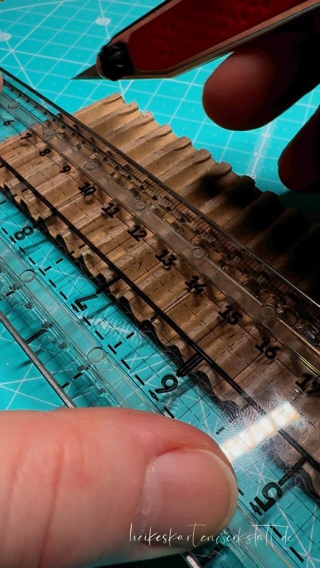 Was machst Du mit den ganzen Gelprints?

Am liebsten Collagen. Reißen. Scheiden. Arrangieren. 3 D Elemente dazupacken. Neu Arrangieren. Aufkleben. Tiefe erzeugen… mit Stencils und Sprenkeln und vielen weiteren Techniken.

Ich liebe Papier als Medium und kann mir mein Hobby garnicht mehr wegdenken. 

Wusstest Du, dass ich mein kreatives Wissen in den unterschiedlichsten Workshops teile? 

Folge mir! In meinen Storys und in den Highlights dazu, halte ich Dich auf dem Laufenden. 

Fragen zu meinem Hobby und zum Projekt? Schreib mir!

Bleib kreativ und bis bald!

#instagramedits #heikeskartenwerkstatt #collagemaking #gelprinting #3d #mixedmedia #mixedmediaartist #kreativcoaching #workshops #papierliebe #paperlove #collageartwork #