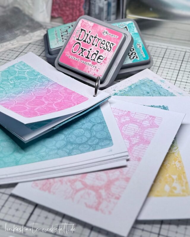 Workshop-Werbung @tuewasduliebst 

***ACHTUNG: Workshop findet als Online Workshop statt!***

Am Freitag, 23.05.2025 um 18.30 Uhr gebe ich online über den Tue Was Du Liebst Scrapbooking Store einen Workshop zum Gelprinten mit Oxide Inks.

9 Techniken hab ich vorbereitet. 

Wenn Deine Gel Platte gerade einstaubt, dann ist das die perfekte Gelegenheit zum Entstauben! Ich freu mich auf Dich.

Anmeldung unter tuewasduliebst.com 

#heikeskartenwerkstatt #tuewasduliebst #gelprinting #gelprint #gelprintingfun #workshop #kreativeauszeit #bleibkreativ