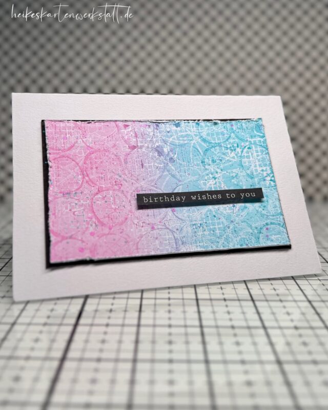 Workshop Recap

Gelprinting mit Distress Oxide Inks

Anders als mit Acryl.
Sauberer.
Feiner um Abdruck.
Saubere Verläufe.
Imagetransfer möglich.

Statt auf der Gel Plate baut man den Hintergrund auf dem Papier auf. Die Verläufe sind einfach wunder bar und zart.

Heute habe ich einen dieser Prints zu einer Karte verarbeitet. Da es im Hintergrund so viel zu sehen gibt, braucht es im Vordergrund nicht viel. 

Habt ihr schon mal mit #distressoxideinks gedruckt?

#heikeskartenwerkstatt #rangerink @ranger_ink #gelprinting #gelplate #workshop #recap #greetingcards #geburtstagskarte