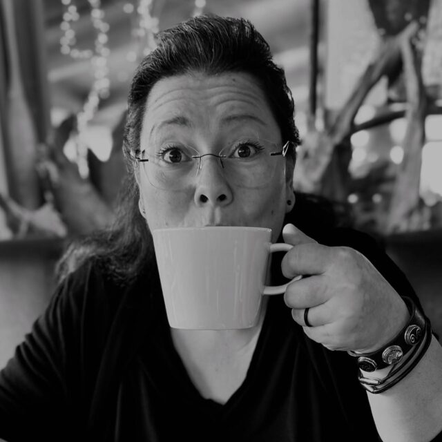 * in eigener Sache ☺️ *

Kaffeekasse – für kreative Kaffeepausen ☕️❤️

Du liebst, was ich kreiere? Dann lade mich doch symbolisch auf einen Kaffee ein!
Mit einem kleinen Beitrag in meine Kaffeekasse unterstützt du meine kreative Arbeit – sei es für neue Materialien, inspirierende Ideen oder einfach für die nächste Tasse Kaffee, die mich beim Werkeln begleitet.

Kleine Geste, große Wirkung: Du füllst nicht nur meine Tasse, sondern auch mein kreatives Ich. Du hilfst mir, weiter mit Herz und Farbe dranzubleiben.

Danke, dass Du meine Arbeit wertschätzt und ein Stück mitträgst. Das bedeutet mir mehr, als Du vielleicht denkst.

PS: Du hast bis hier her meinen Beitrag gelesen? Das nenn ich heldenhaft. Als kleines Dankeschön und nicht ganz aus Eigennutz möchte ich für einen Tech-Test online gehen und mit Dir und vielleicht auch anderen Interessierten für eine kleine Weile kreativ sein. Stimme gern unter dem Beitrag ab, ob Du Interesse hättest. Wenn ja folgen demnächst weitere Infos. 🥰 Lieben Dank. 

#heikeskartenwerkstatt #kaffeekasse #unterstützung #selbstständigimnebenerwerb #kreativ #workshops #lovemyjob #papercrafter #produktworkshops #technikworkshops #buchbar als #workshopleitung #kreativcoach